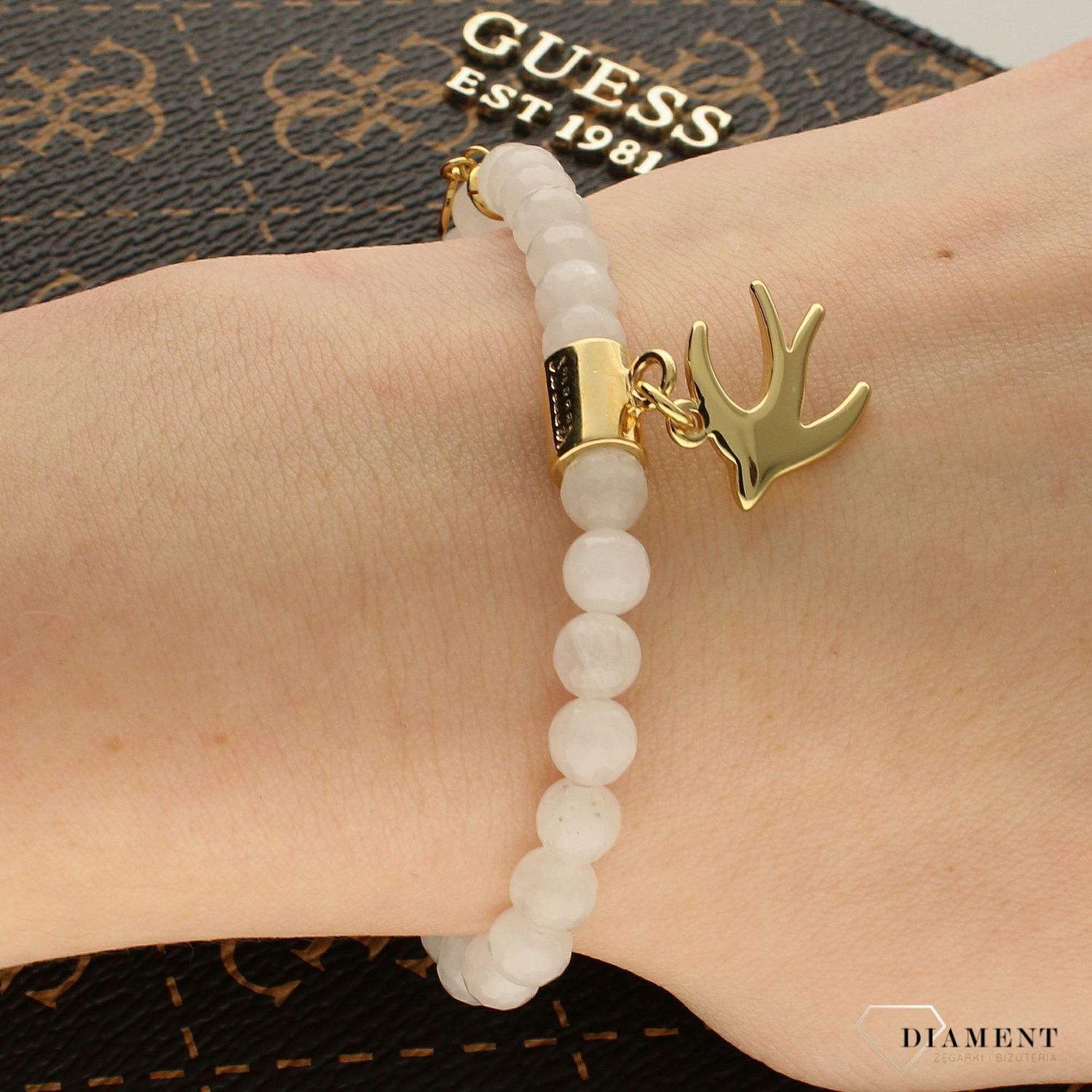 Bransoletka damska koraliki z zawieszką Jaskółką DIA-BRA-KORALIKI-JASKÓŁKA. Wyjątkowa damska bransoletka. Bransoletka z mlecznymi koralikami. Bransoletka z zawieszką Jaskółka (1).jpg