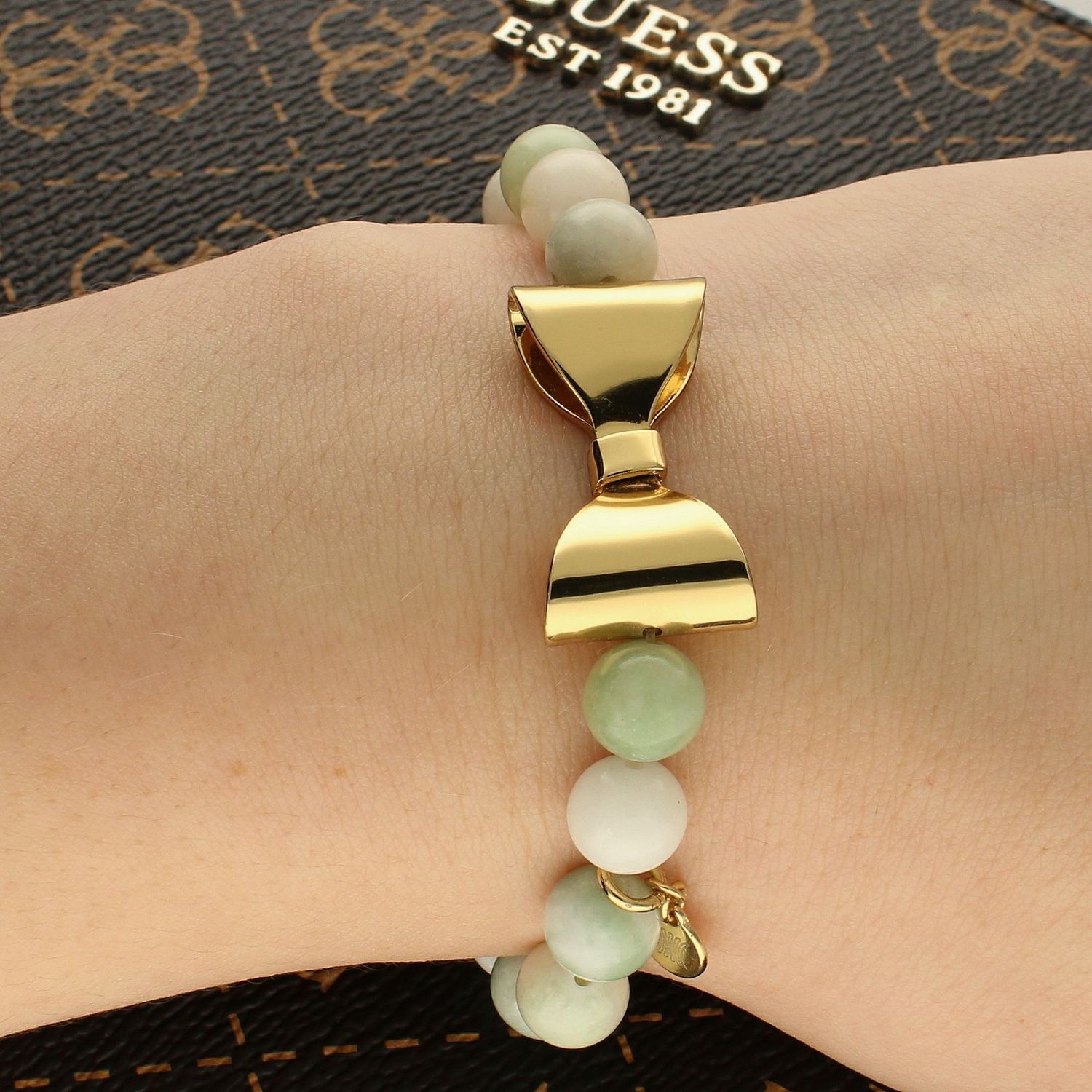 Bransoletka damska koraliki z Kokardą DIA-BRA-KORALIKI-KOKARDA-2. Wyjątkowa damska bransoletka z koralików w zielonych odcieniach i z elementem ozdobnym kokardką. Bransoletka koraliki z kokardką (2).jpg