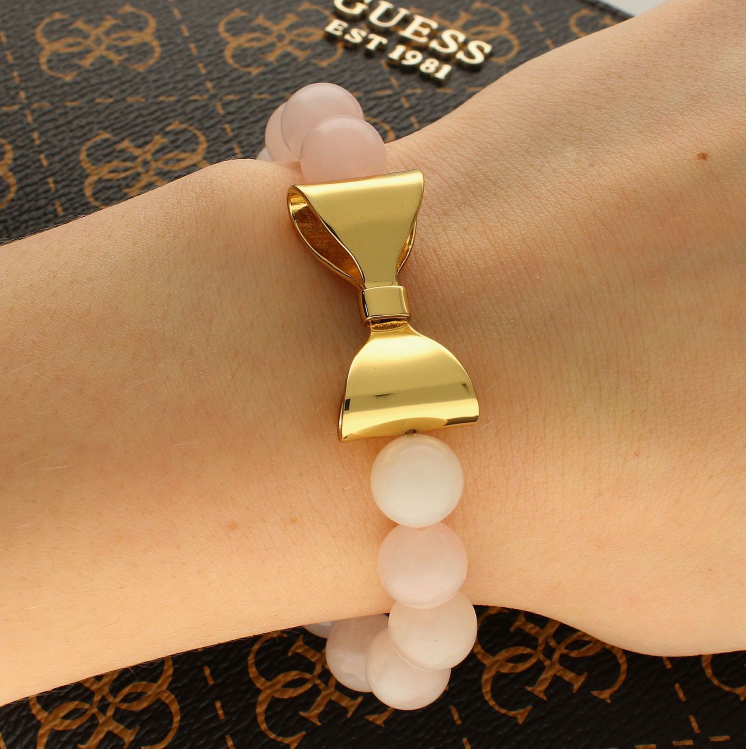 Bransoletka damska koraliki z Kokardą DIA-BRA-KORALIKI-KOKARDA. Damska bransoletka z kokardą. Bransoletka z ozdobną kokardą. Bransoletka koraliki w jasnym kolorze. Idealny pomysł na prezent dla mamy, przyjaciółki, s.jpg