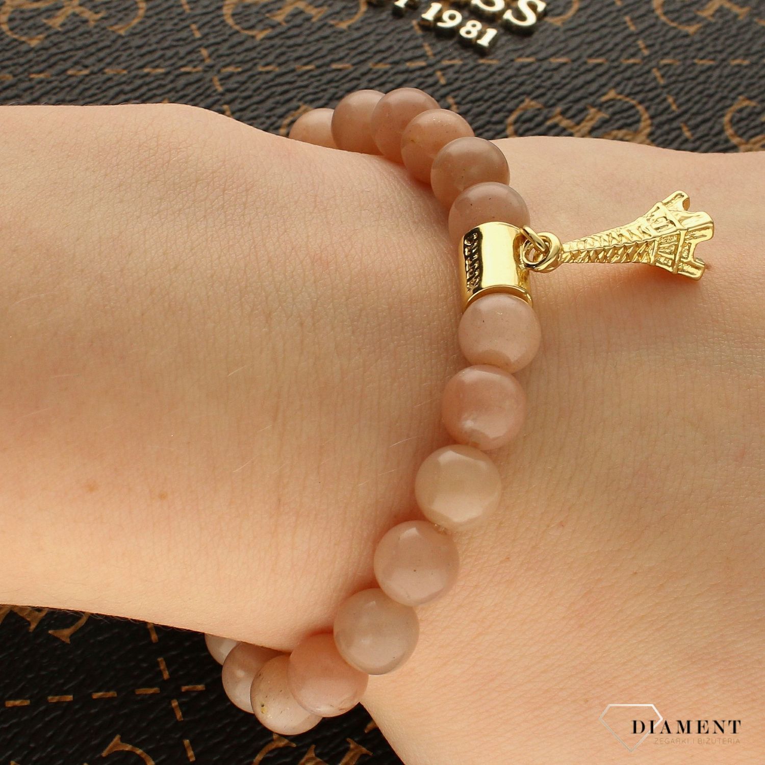 Bransoletka damska koraliki 'Wieża Eiffla' DIA-BRA-KORALIKI-PARYZ-2. Wyjątkowa damska bransoletka z koralików w różowym odcieniu. Bransoletka damska z zawieszką Wieża Eiffla (1).jpg