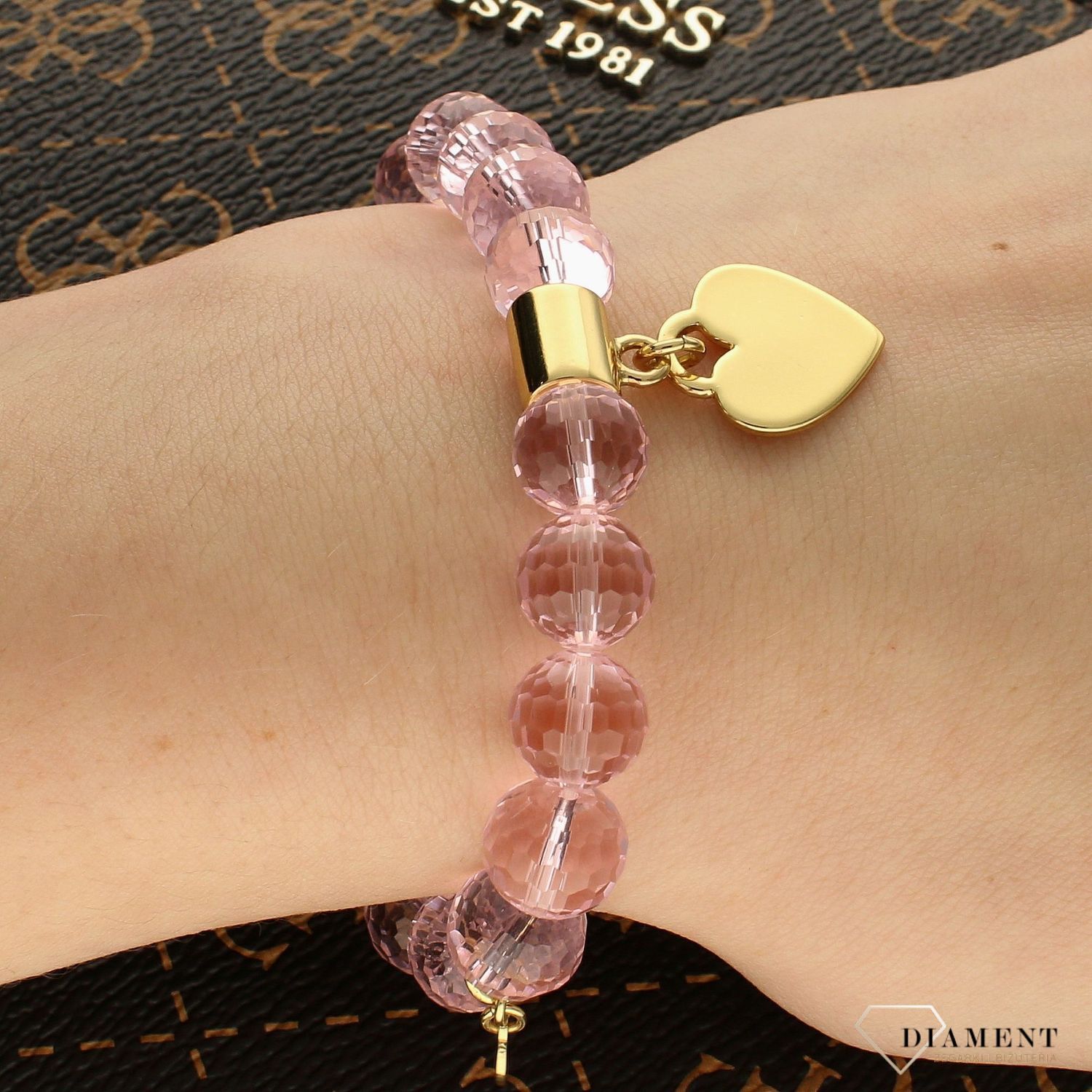 Bransoletka damska różowe koraliki z zawieszką Serce DIA-BRA-KORALIKI-SERCE-2. Wyjątkowa damska bransoletka z koralików w różowym odcieniu i zawieszki pozłacanej 24K złotem w kształcie serca.  (2).jpg