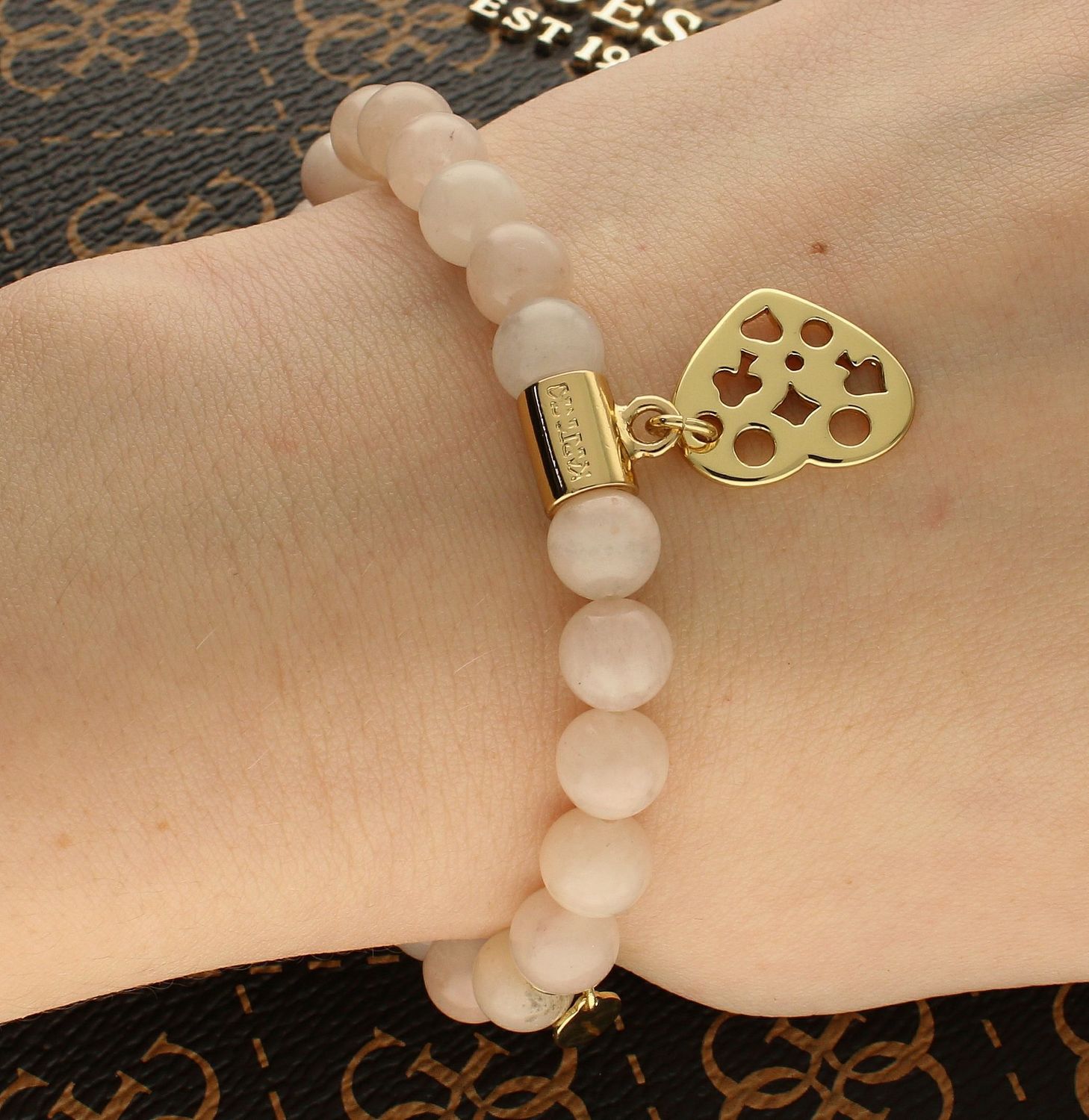 Bransoletka damska koraliki z zawieszką Serce DIA-BRA-KORALIKI-SERCE. Damska bransoletka z zawieszką. Bransoletka z zawieszką serce w kolorze złotym. Bransoletka koraliki w kolorze jasnego różu (2).jpg