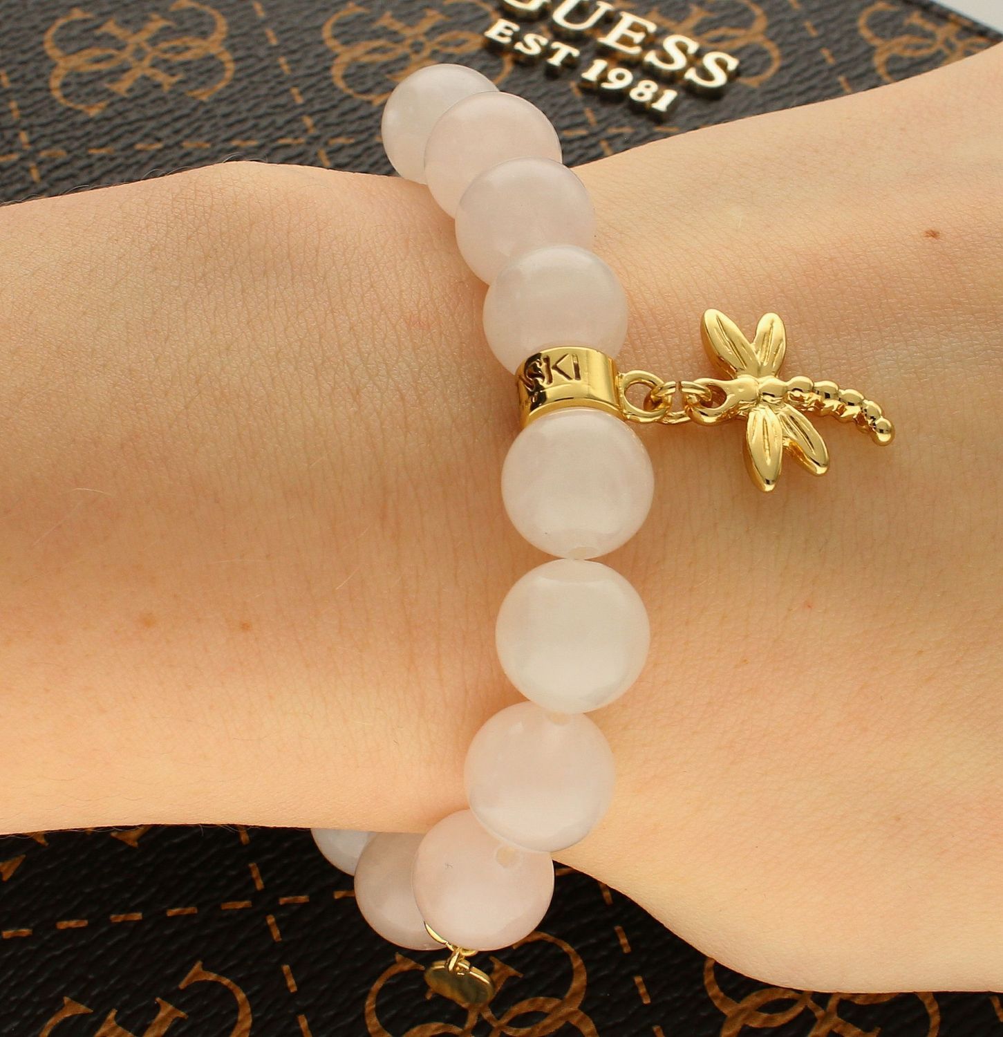 Bransoletka damska koraliki z zawieszką Ważka DIA-BRA-KORALIKI-WAZKA-3. Damska bransoletka z zawieszką. Bransoletka z zawieszką Ważka w kolorze złotym. Bransoletka koraliki w jasnym kolorze.  (1).jpg