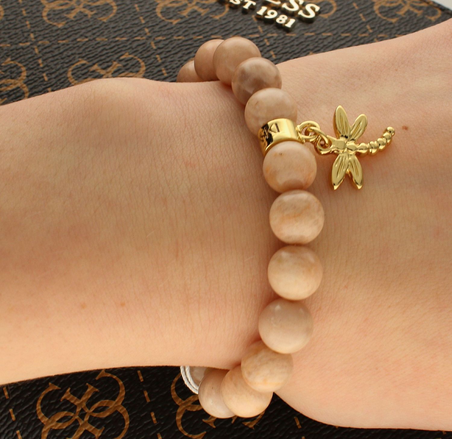 Bransoletka damska koraliki z zawieszką Ważka DIA-BRA-KORALIKI-WAZKA. Damska bransoletka z zawieszką. Bransoletka z zawieszką Ważka w kolorze złotym. Bransoletka koraliki w jasnym kolorze (2).jpg