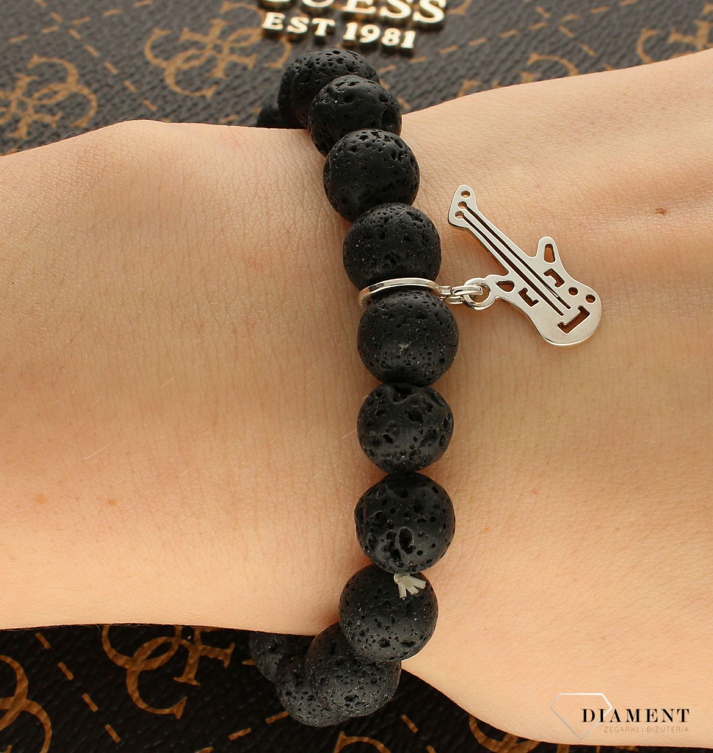 Bransoletka z kamieniem Lawa z zawieszka Gitara DIA-BRA-LAWA-GITARA. Bransoletka damska z zawieszką Gitara. Bransoletka damska z koralików. Bransoletka damska z kamienia Lawa (1).jpg