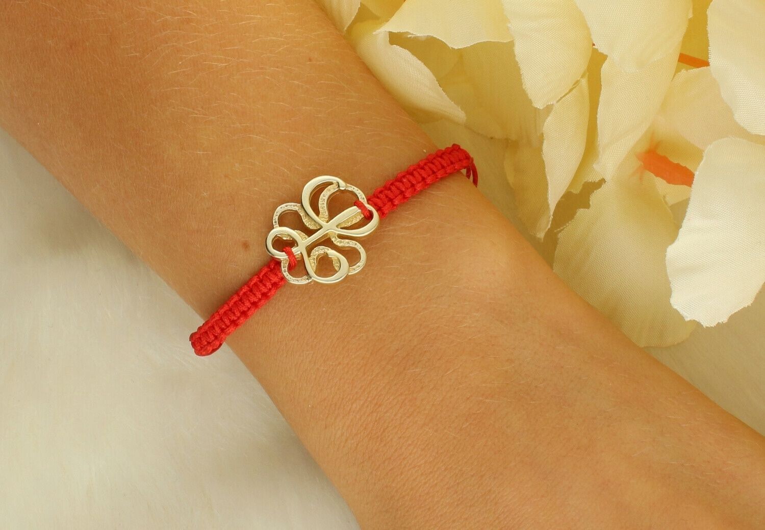 Damska bransoletka srebrna pozłacana próba 925 na czerwonym, regulowanym sznureczku. Zawieszka, waga ok. 3,05 g. Stylowa, elegancka i symboliczna – idealna na prezent i codzienne noszenie.1.jpg