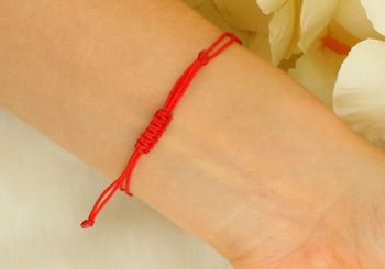 Damska bransoletka srebrna pozłacana próba 925 na czerwonym, regulowanym sznureczku. Zawieszka, waga ok. 3,05 g. Stylowa, elegancka i symboliczna – idealna na prezent i codzienne noszenie.3.jpg