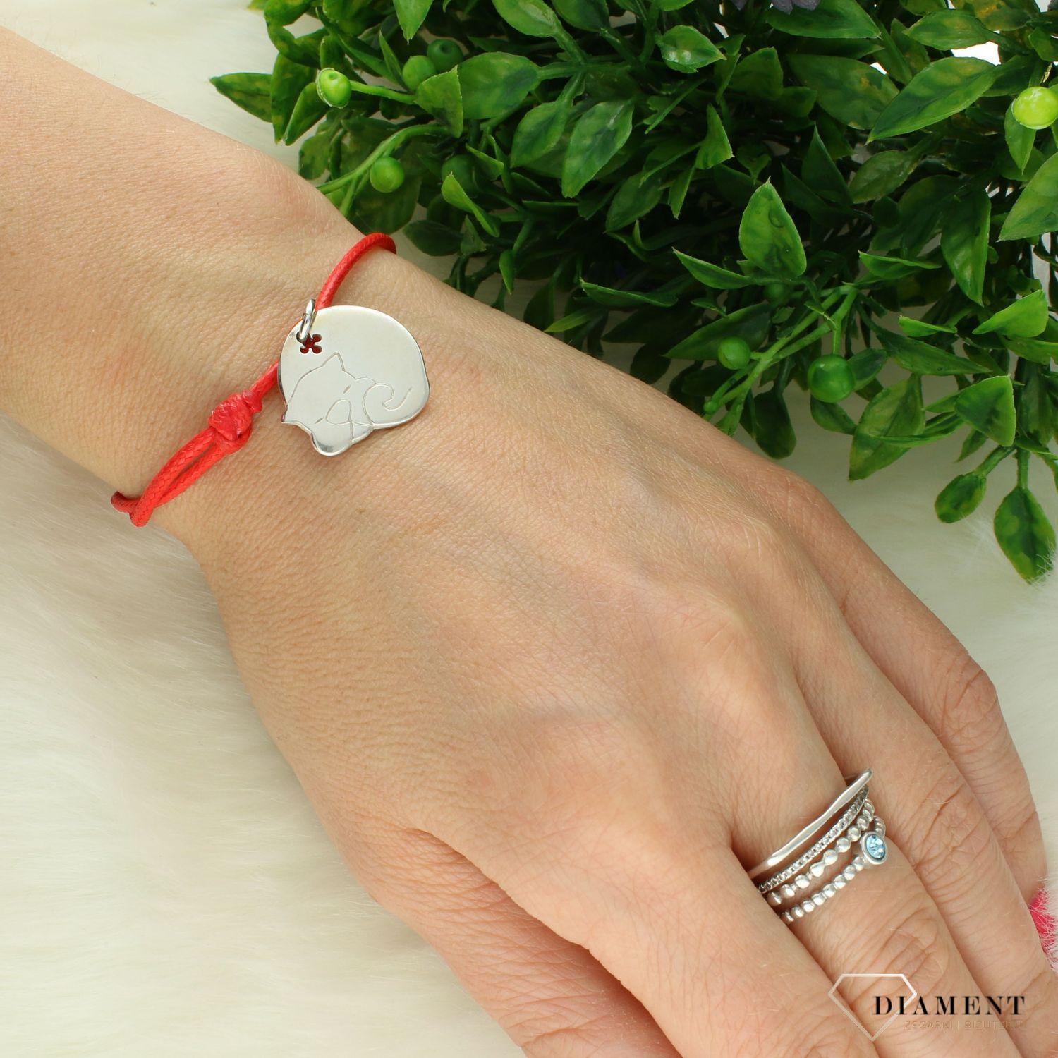 Srebrna bransoletka damska 925 na czerwonym sznurku Śpiący Kotek DIA-BRA-LILU-KOT-925. Bransoletka na sznureczku z motywem kota będzie idealnym prezentem dla wielbicielki czworonogów..jpg