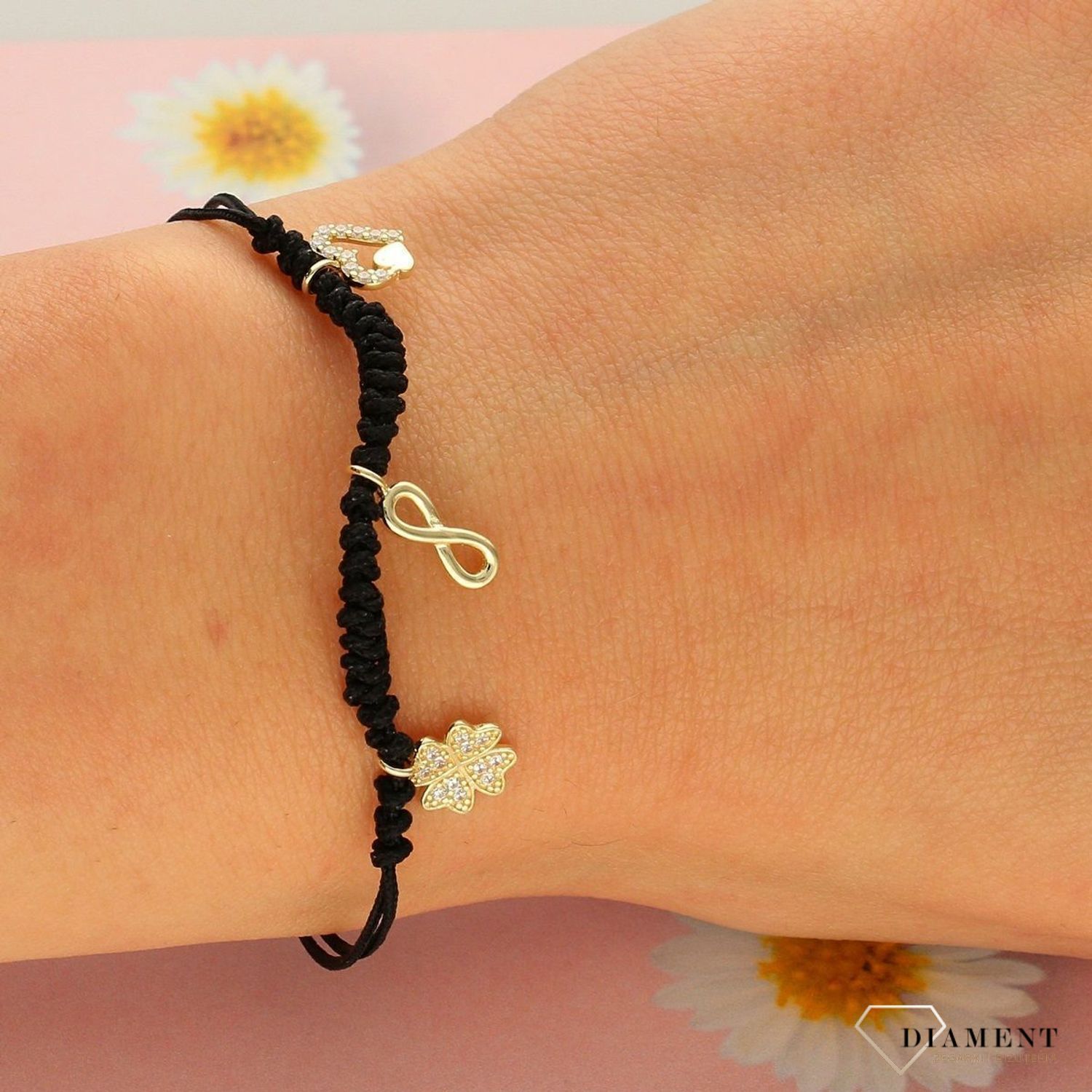 Złota bransoletka na sznureczku z sercem, koniczynką i znakiem nieskończoności (1).jpg