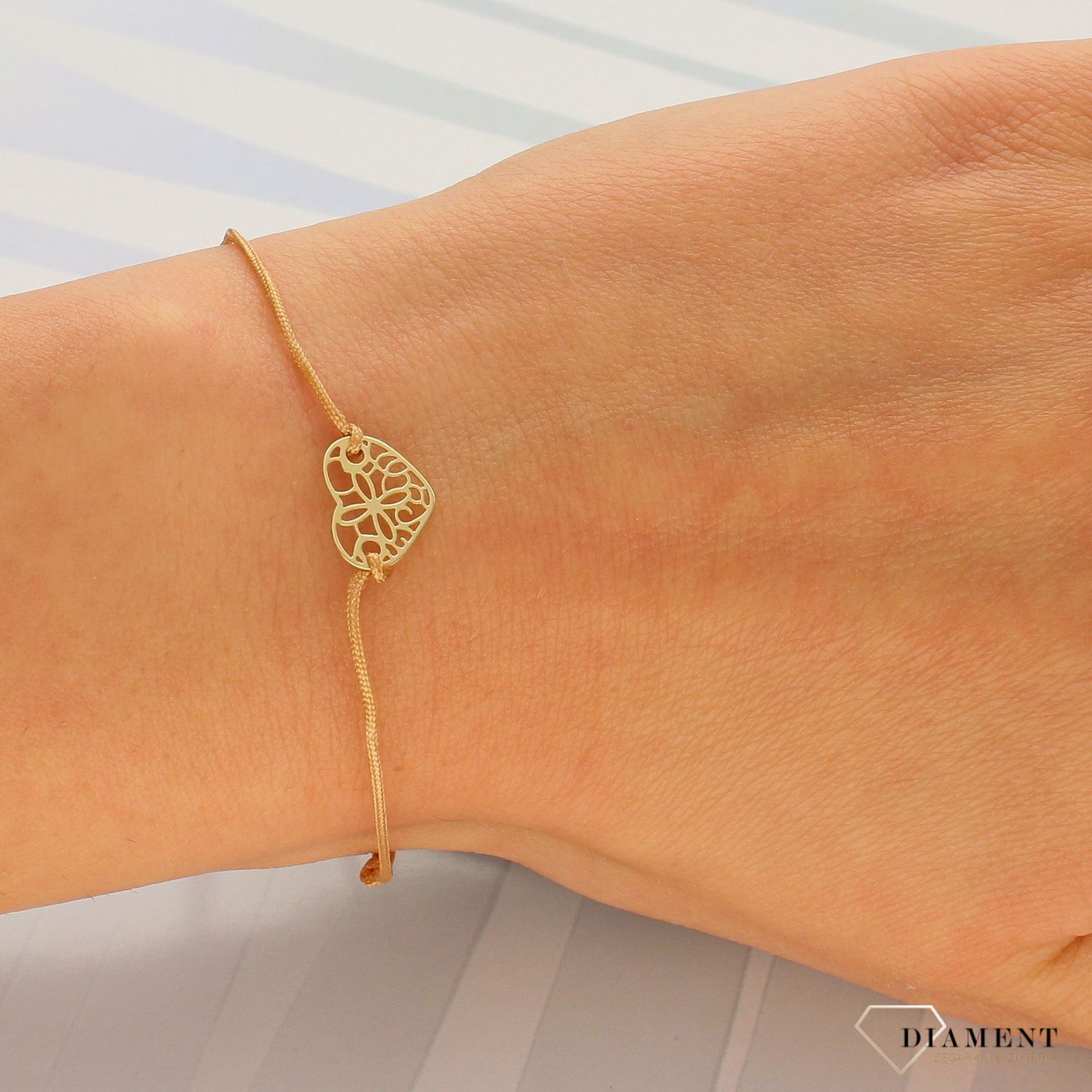 Bransoletka na brązowym sznurku z ażurowym sercem DIA-BRA-LU056G8KBEIGE (1).jpg