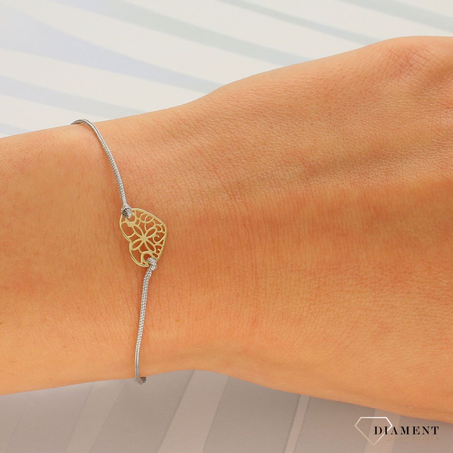 Bransoletka na szarym sznurku z ażurowym sercem DIA-BRA-LU056G8KGRAY (1).jpg