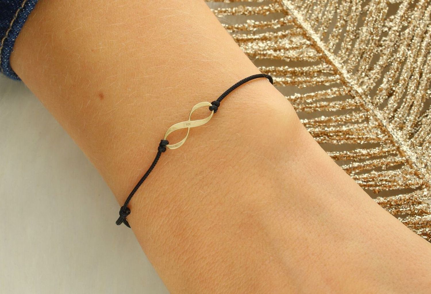 Bransoletka z symbolem nieskończoności na czarnym sznurku jubilerskim. Złoto próby 333 (8K), długość regulowana, waga 0,26 g. Elegancki i symboliczny prezent.1.jpg