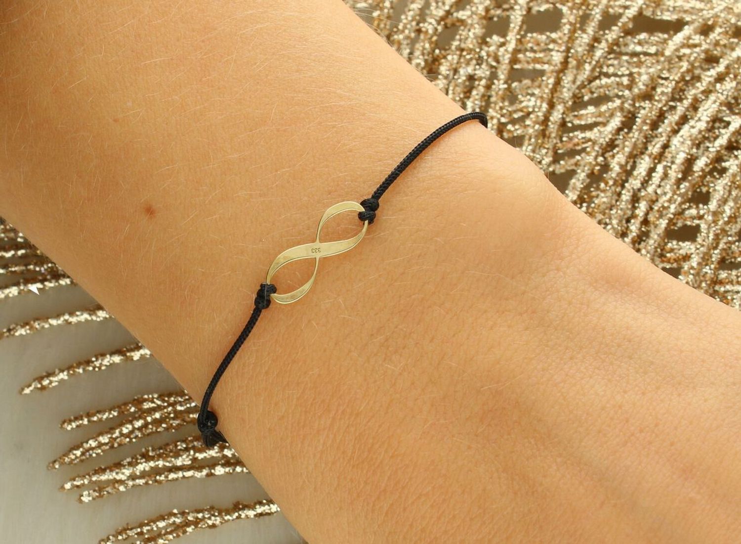 Bransoletka z symbolem nieskończoności na czarnym sznurku jubilerskim. Złoto próby 333 (8K), długość regulowana, waga 0,26 g. Elegancki i symboliczny prezent.1.jpg