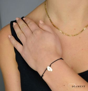 Złota bransoletka na czarnym sznurku 333 Stópki DIA-BRA-LU062G8K-333 ✅ Modna bransoletka na czarnym sznureczku z zawieszką w kształcie stópek (1) — kopia.JPG