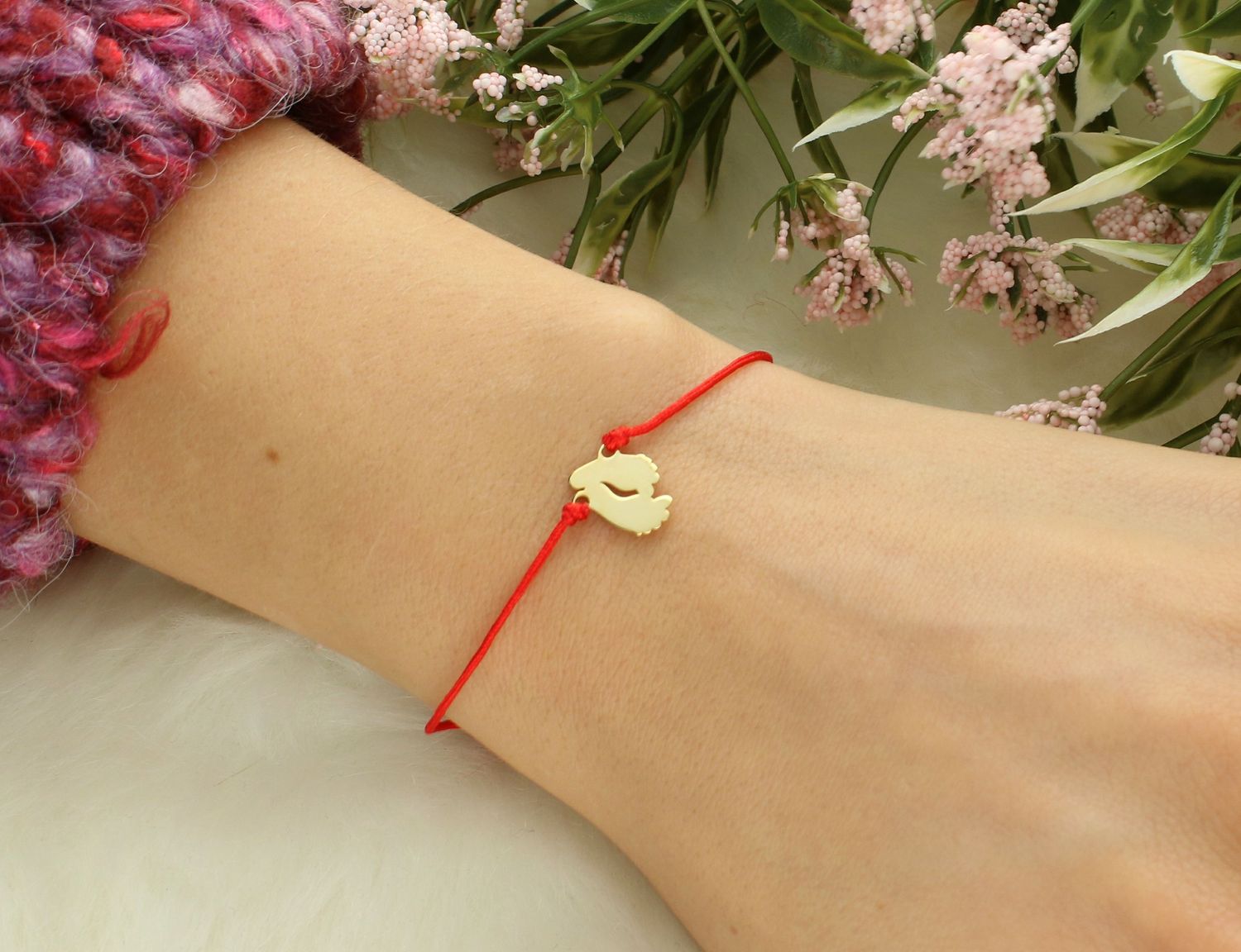 Bransoletka złota damska czerwony sznurek Stópki DIA-BRA-LU062G8KRED-333.jpg