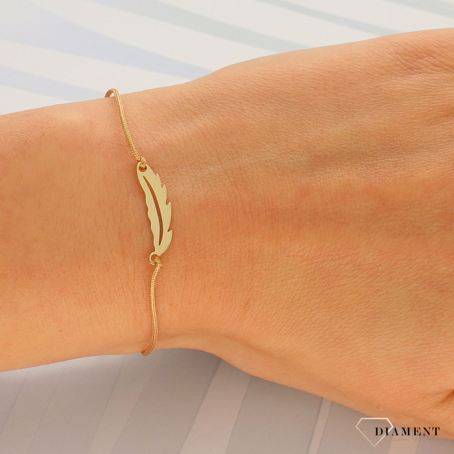 Bransoletka na brązowym sznurku z piórem DIA-BRA-LU064G8KBEIGE (1).jpg