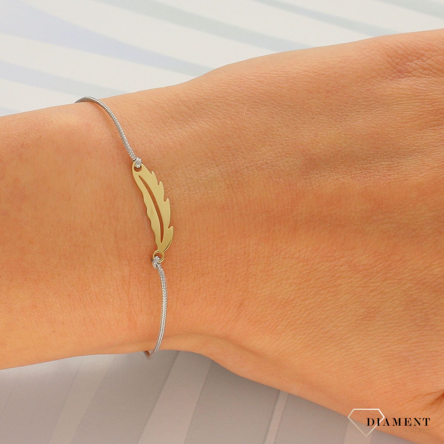 Bransoletka na szarym sznurku z piórem DIA-BRA-LU064G8KGRAY (1).jpg