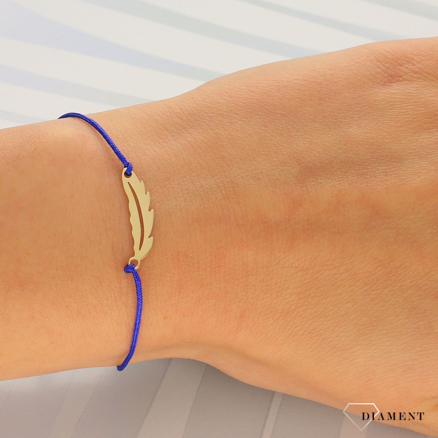 Bransoletka na granatowym sznurku z piórem DIA-BRA-LU064G8KSAPPHIRE (1).jpg