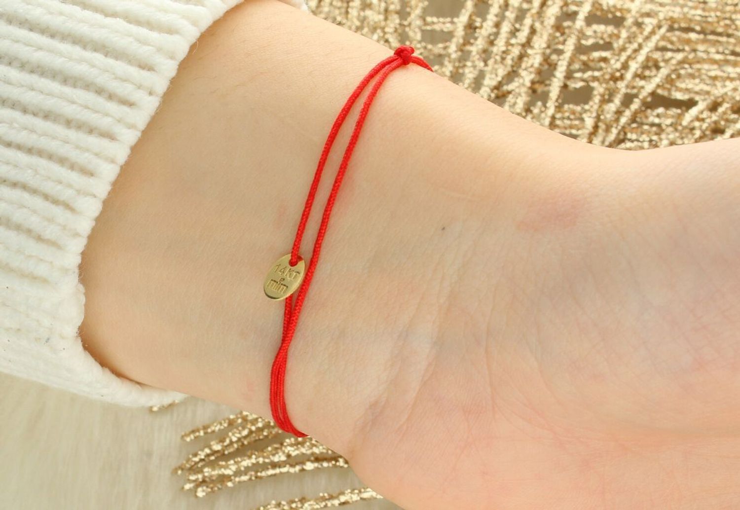 Bransoletka na czerwonym sznurku jubilerskim ze złotem próby 585. Motyw EKG z sercem (10x25 mm), blaszka 5x7 mm, regulowana długość. Waga złota 0,60 g. Symboliczna, lekka, idealna na prezent.1.jpg