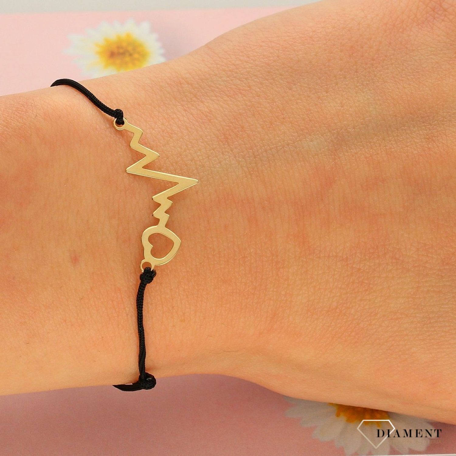 Złota bransoletka na czarnym sznurku 333 Linia Życia DIA-BRA-LU067G8K-333 ✅ Modna bransoletka na czarnym sznureczku z zawieszką w kształcie linii życia i serca ✅ (1).jpg