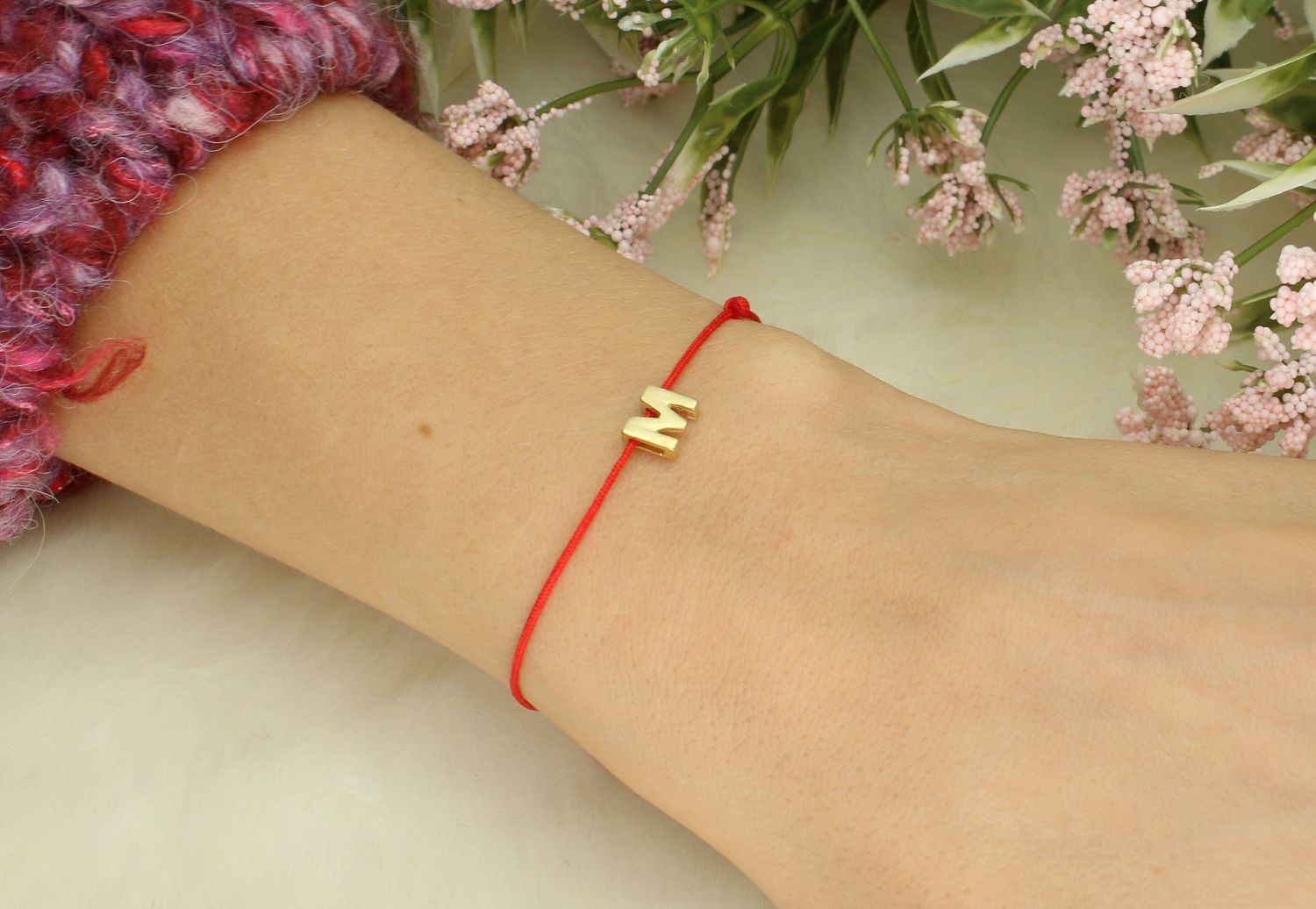 Bransoletka damska na czerwonym sznurku literka M DIA-BRA-LU084REDY-M-925.jpg