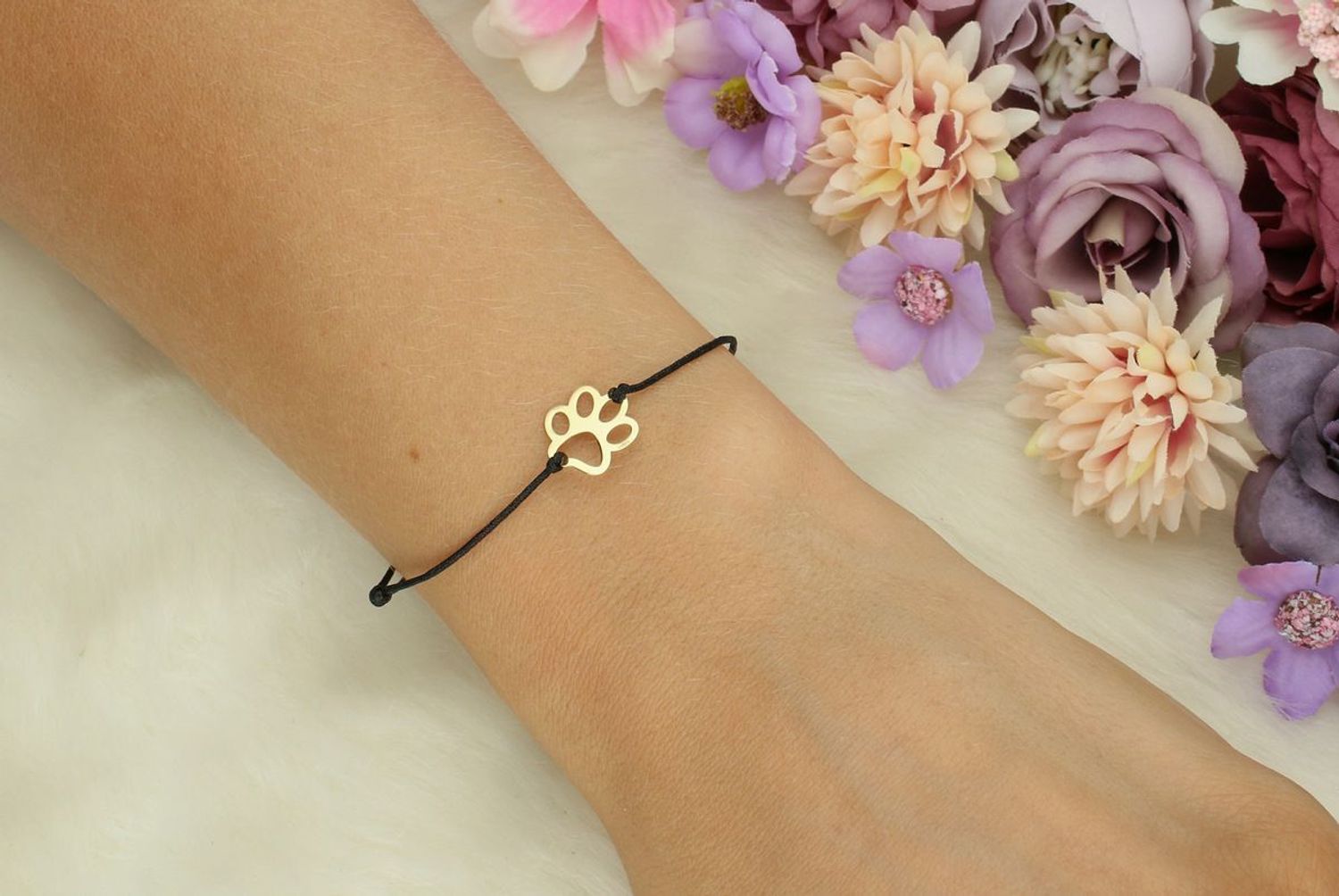 Bransoletka damska ze złota 585 na czarnym sznureczku z zawieszką w kształcie psiej łapki (1,1 cm). Model DIA-BRA-LU104G14KBLACK. Lekka, symboliczna i elegancka.1.jpg