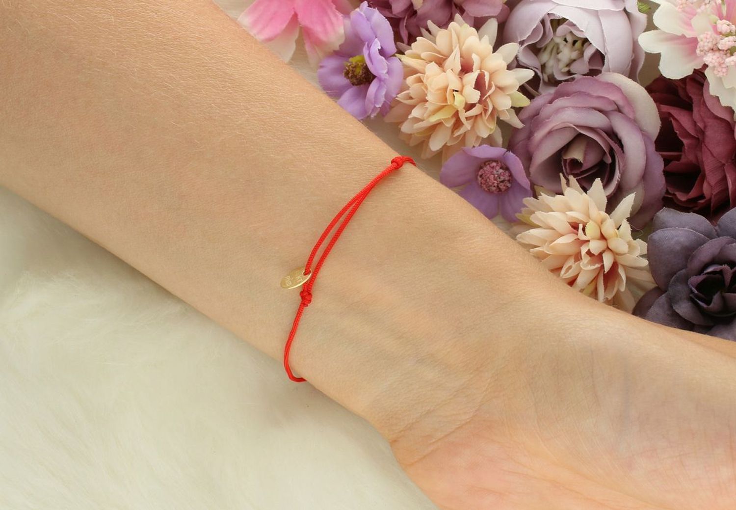 Złota bransoletka damska próby 585 z czerwoną nitką i zawieszką w kształcie psiej łapki (1,1 cm). Regulowane zapięcie, waga 0,44 g. Model DIA-BRA-LU104G14KRED – subtelna i symboliczna.1.jpg