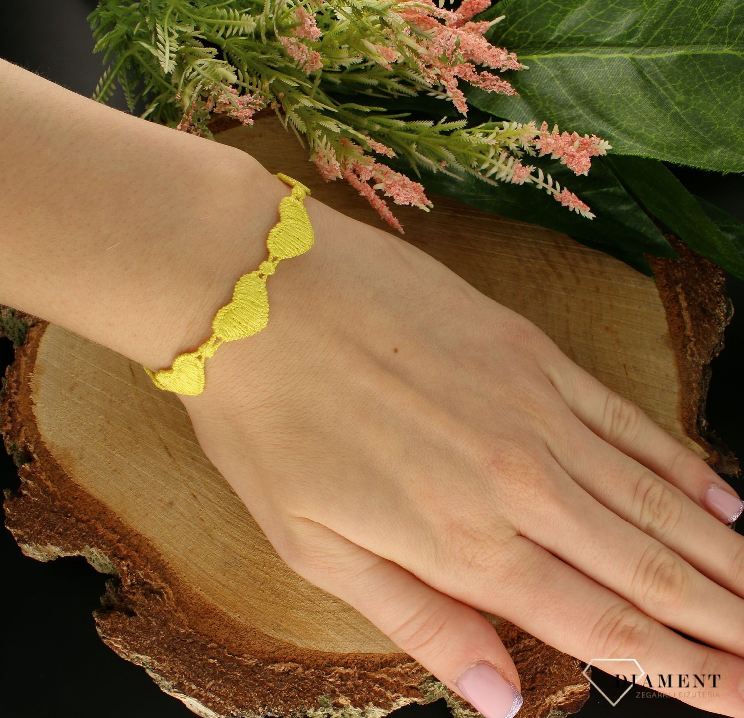 Bransoletka tekstylna damska żółte serca DIA-BRA-MAKRAMA-INNE .Bransoletka tekstylna damska żółte serca. Bransoletka ozdobiona żółtymi serduszkami. Biżuteria posiada zapięcie w formie przełożenia części bransoletki przez dzi.jpg