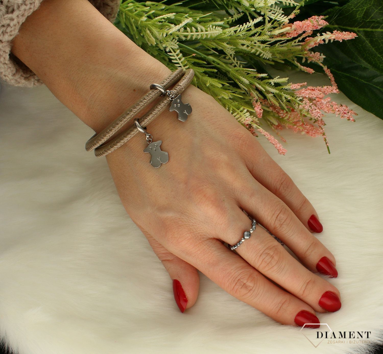 Bransoletka damska skórzana z zawieszkami misie DIA-BRA-MISIE-STAL. Skórzana bransoletka z ozdobną zawieszkami Misie w kolorze beżowym będzie idealnym prezentem dla kobiety lubiącej nowoczesność w codziennych stylizacjach. B.jpg