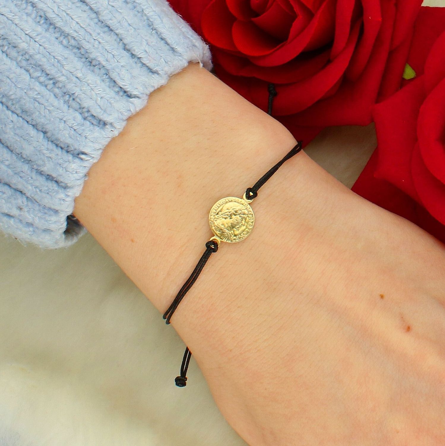 Bransoletka sznurkowa z monetą – regulowana, minimalistyczna czarna.jpg