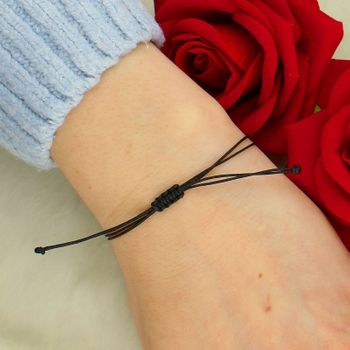 Bransoletka sznurkowa z monetą – regulowana, minimalistyczna czarna tył.jpg