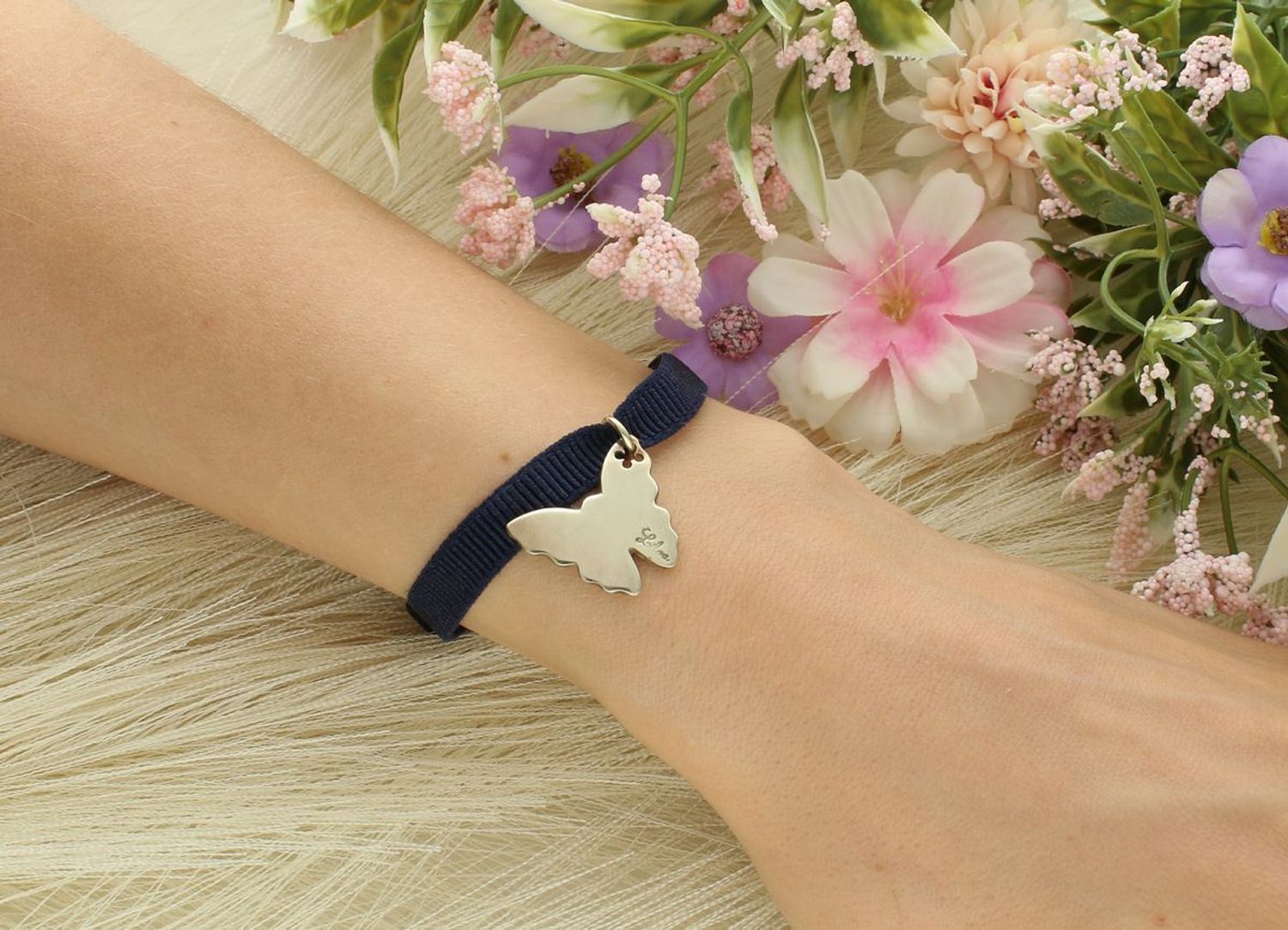 Bransoletka damska na granatowym sznurku z kokardką i srebrną zawieszką motylkiem próby 925. Motylek 1,9 x 2,5 cm, waga 3,50 g. Lekka, romantyczna biżuteria idealna na prezent.1.jpg
