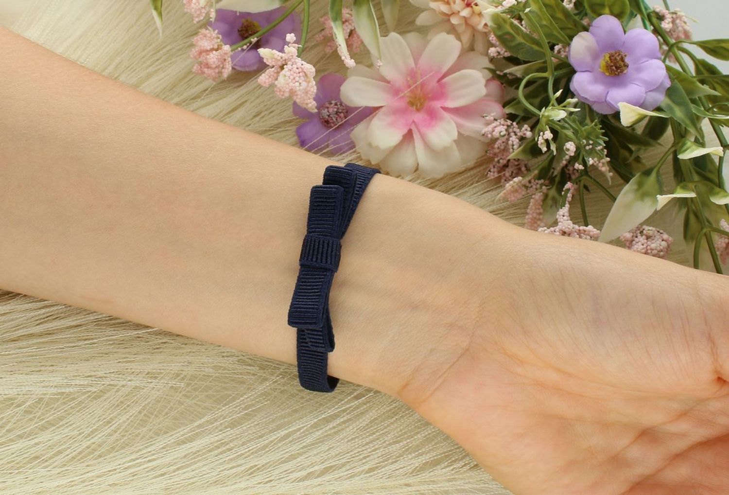 Bransoletka damska na granatowym sznurku z kokardką i srebrną zawieszką motylkiem próby 925. Motylek 1,9 x 2,5 cm, waga 3,50 g. Lekka, romantyczna biżuteria idealna na prezent.1.jpg