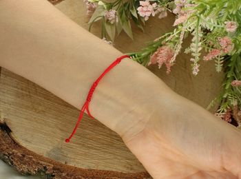 Czerwona bransoletka z motywem nieskończoności, zaciągana, srebro 925. Idealna na prezent z okazji komunii, bierzmowania lub dla ukochanej. Waga 0,90 g (1).jpg