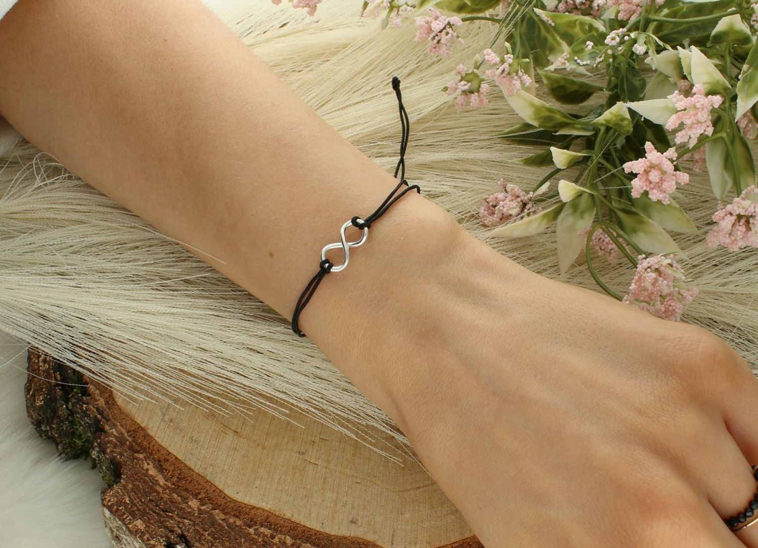 Bransoletka damska na czarnym sznureczku ze srebra 925, zdobiona symbolem nieskończoności 1,5 cm x 8 mm, waga 0,90 g. Symboliczna i subtelna biżuteria idealna na prezent.1.jpg