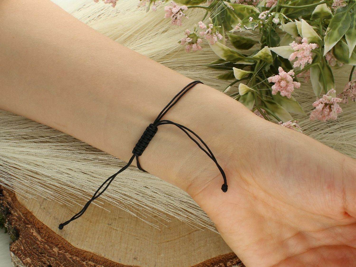 Bransoletka damska na czarnym sznureczku ze srebra 925, zdobiona symbolem nieskończoności 1,5 cm x 8 mm, waga 0,90 g. Symboliczna i subtelna biżuteria idealna na prezent.1.jpg