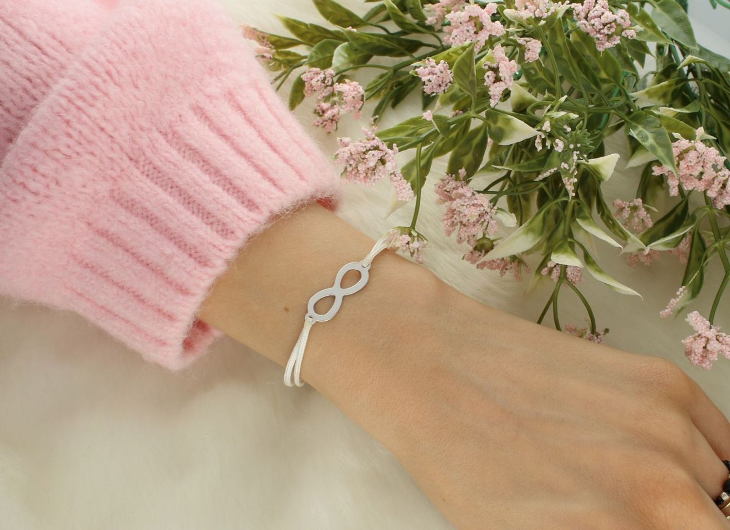 Delikatna bransoletka damska ze srebra próby 925 z motywem nieskończoności na białym sznureczku. Długość 17 cm + 2,5 cm regulacja, zapięcie na karabińczyk.1.jpg