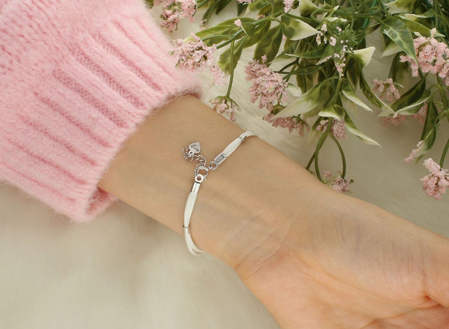 Delikatna bransoletka damska ze srebra próby 925 z motywem nieskończoności na białym sznureczku. Długość 17 cm + 2,5 cm regulacja, zapięcie na karabińczyk.1.jpg