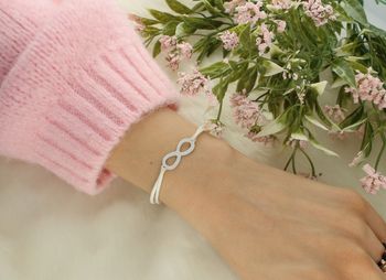 Delikatna bransoletka damska ze srebra próby 925 z motywem nieskończoności na białym sznureczku. Długość 17 cm + 2,5 cm regulacja, zapięcie na karabińczyk.22.jpg