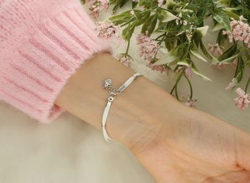 Delikatna bransoletka damska ze srebra próby 925 z motywem nieskończoności na białym sznureczku. Długość 17 cm + 2,5 cm regulacja, zapięcie na karabińczyk.33.jpg