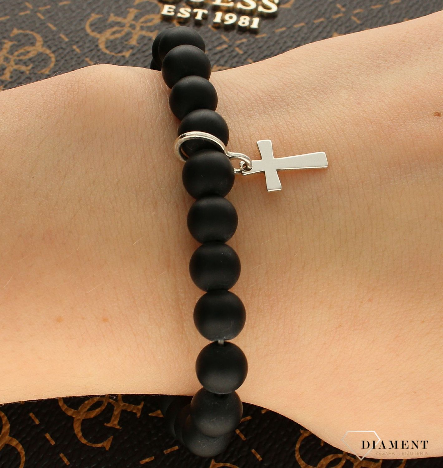 Bransoletka z kamieniem Onyks i zawieszką krzyż DIA-BRA-ONYKS-KRZYZ. Bransoletka z kamieniem naturalnym. Bransoletka z Onyksem. Bransoletka z zawieszką krzyżem (1).jpg