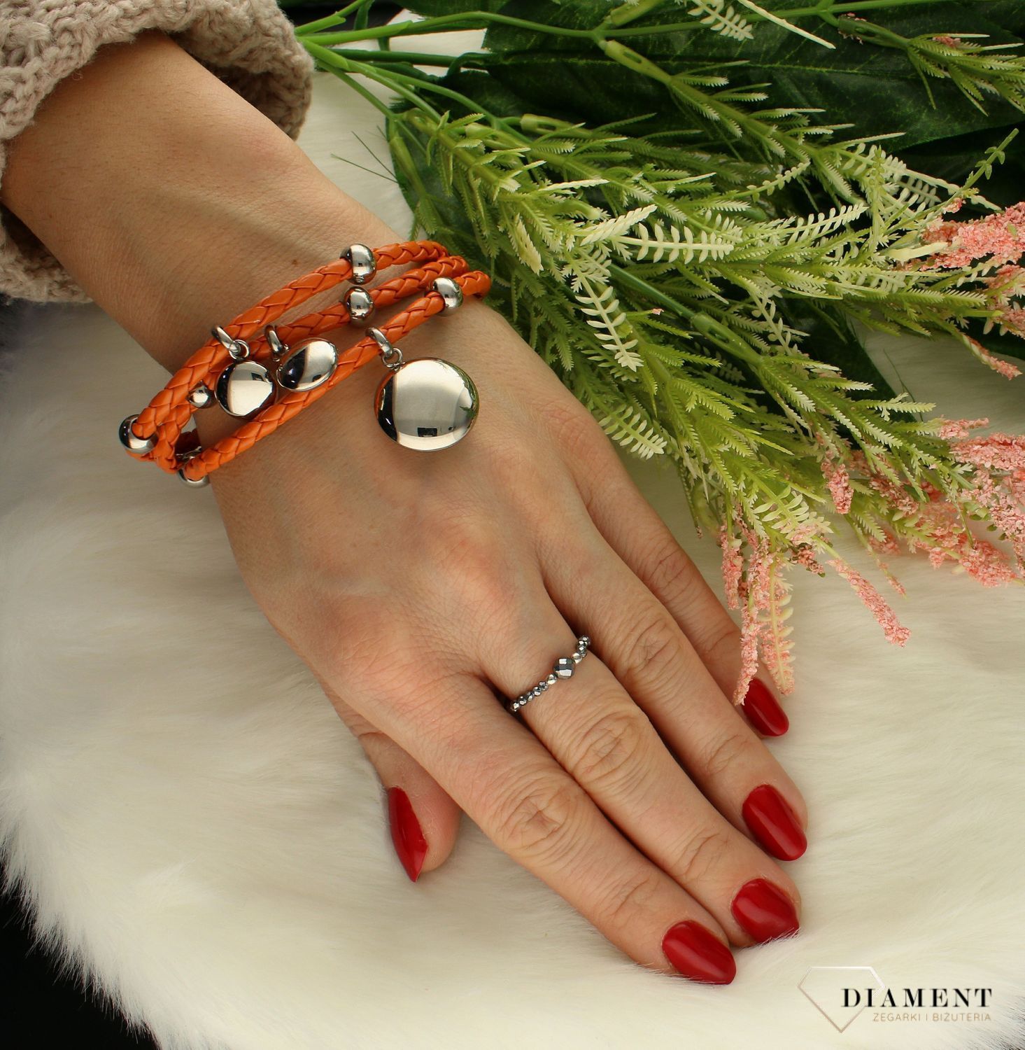 Bransoletka pleciony rzemyk z kuleczkami DIA-BRA-ORANGE-STAL. Bransoletka pleciona na rzemyku Pomarańczowa. Bransoletka damska w odważnym kolorze pomarańczowym, dopełni codzienną stylizację. Bransoletka przyozdobiona jest za.jpg