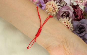 Bransoletka damska ze srebra próby 925 z czerwoną nitką i zawieszką orzełkiem (1,3 x 1,5 cm). Regulowane zapięcie. Model DIA-BRA-ORZEŁ-925-CZER – elegancka, patriotyczna biżuteria.3.jpg