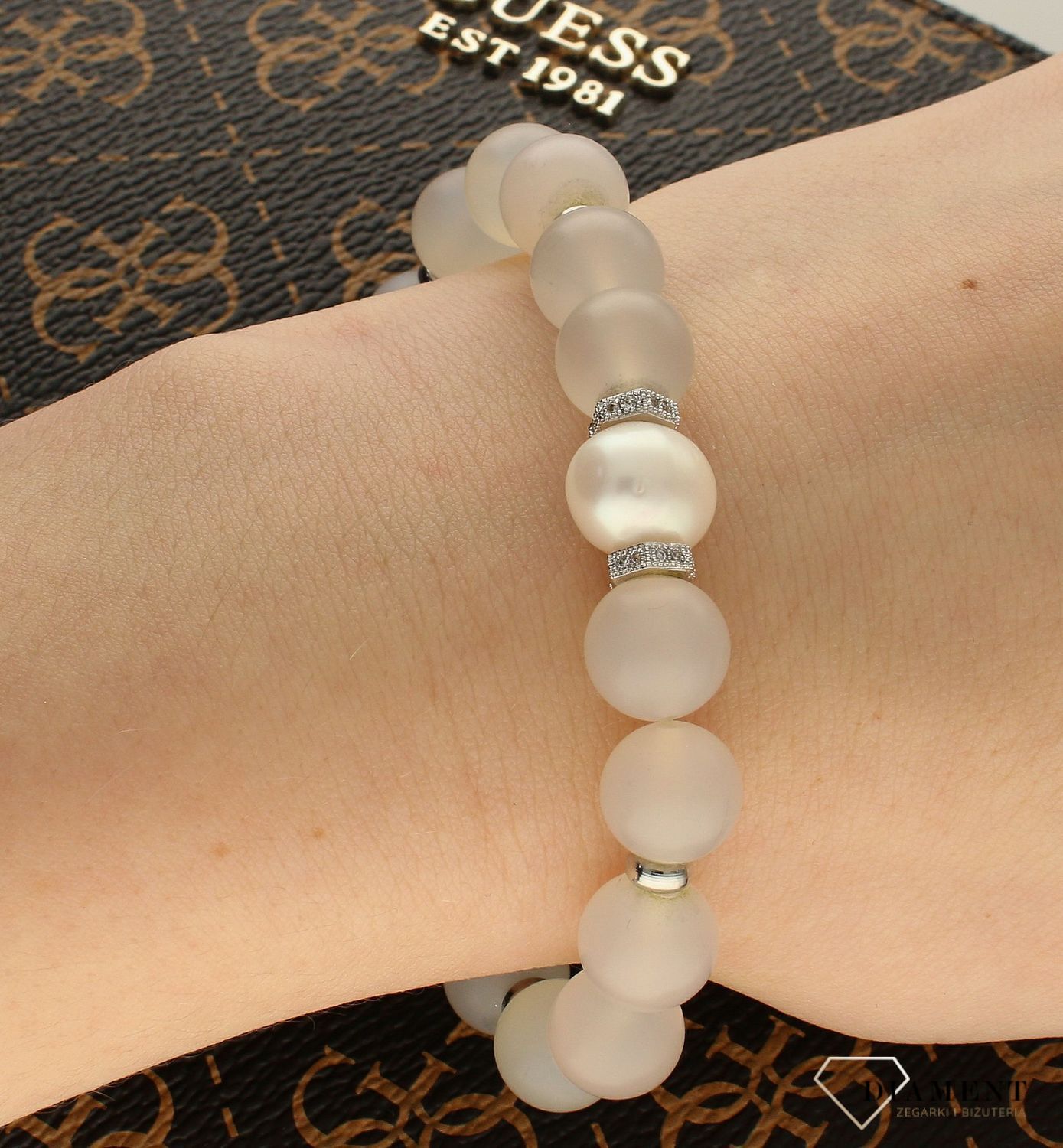 Bransoletka damska koraliki z cyrkoniami DIA-BRA-PEREŁKA. Subtelna bransoletka na gumce, wykonana z koralików pastelowym kolorze z perełką i cyrkoniami (2).jpg