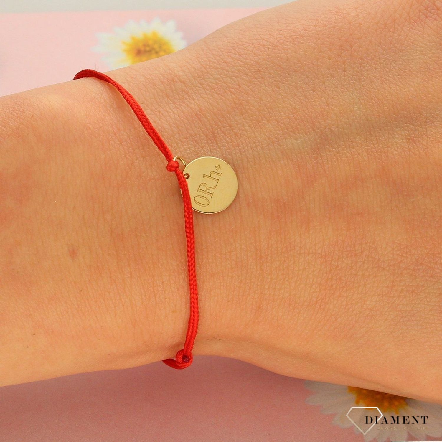 Złota bransoletka na czerwonym sznureczku z grupą krwi 0Rh+ (1).jpg