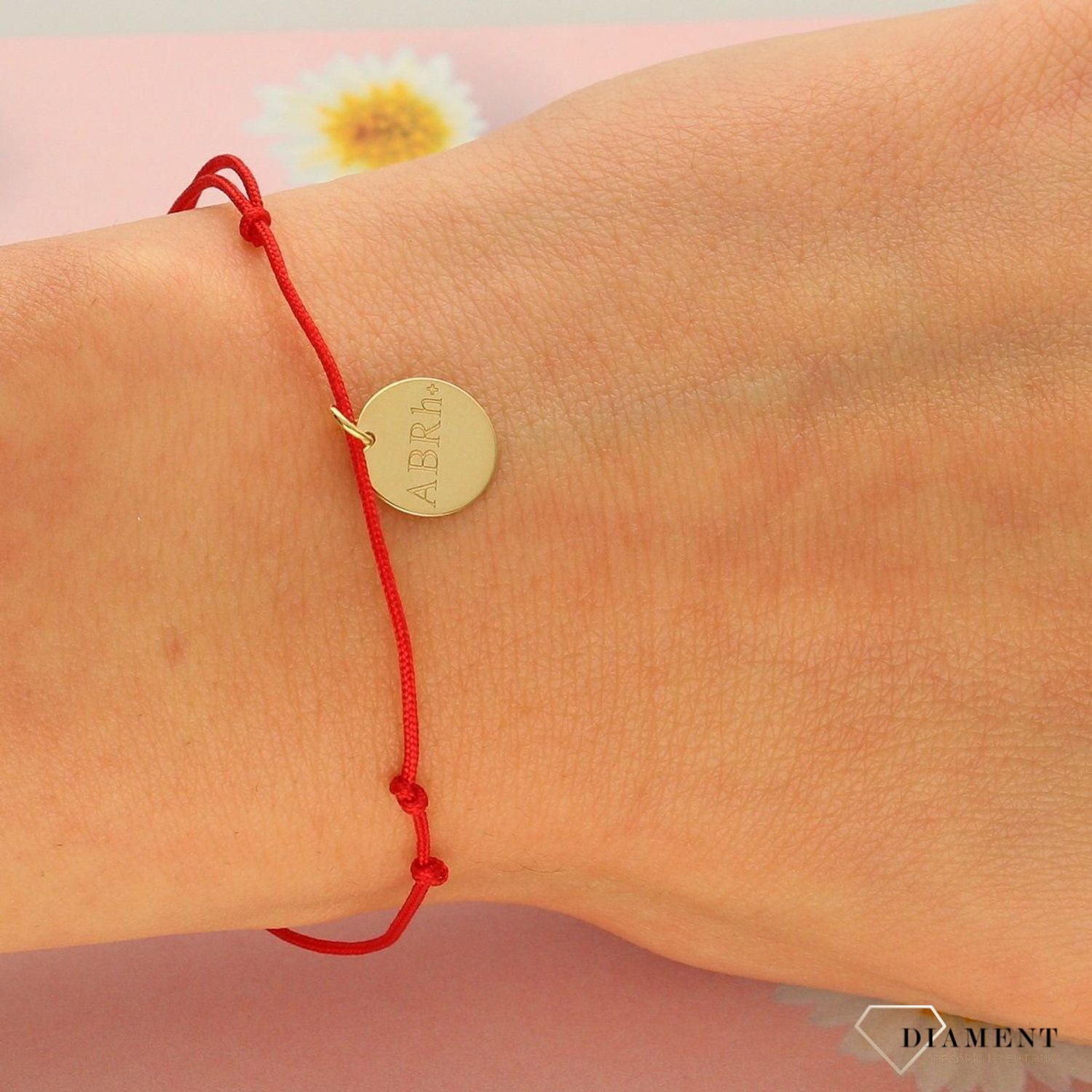 Złota bransoletka na czerwonym sznureczku z grupą krwi ABRh+ (1).jpg