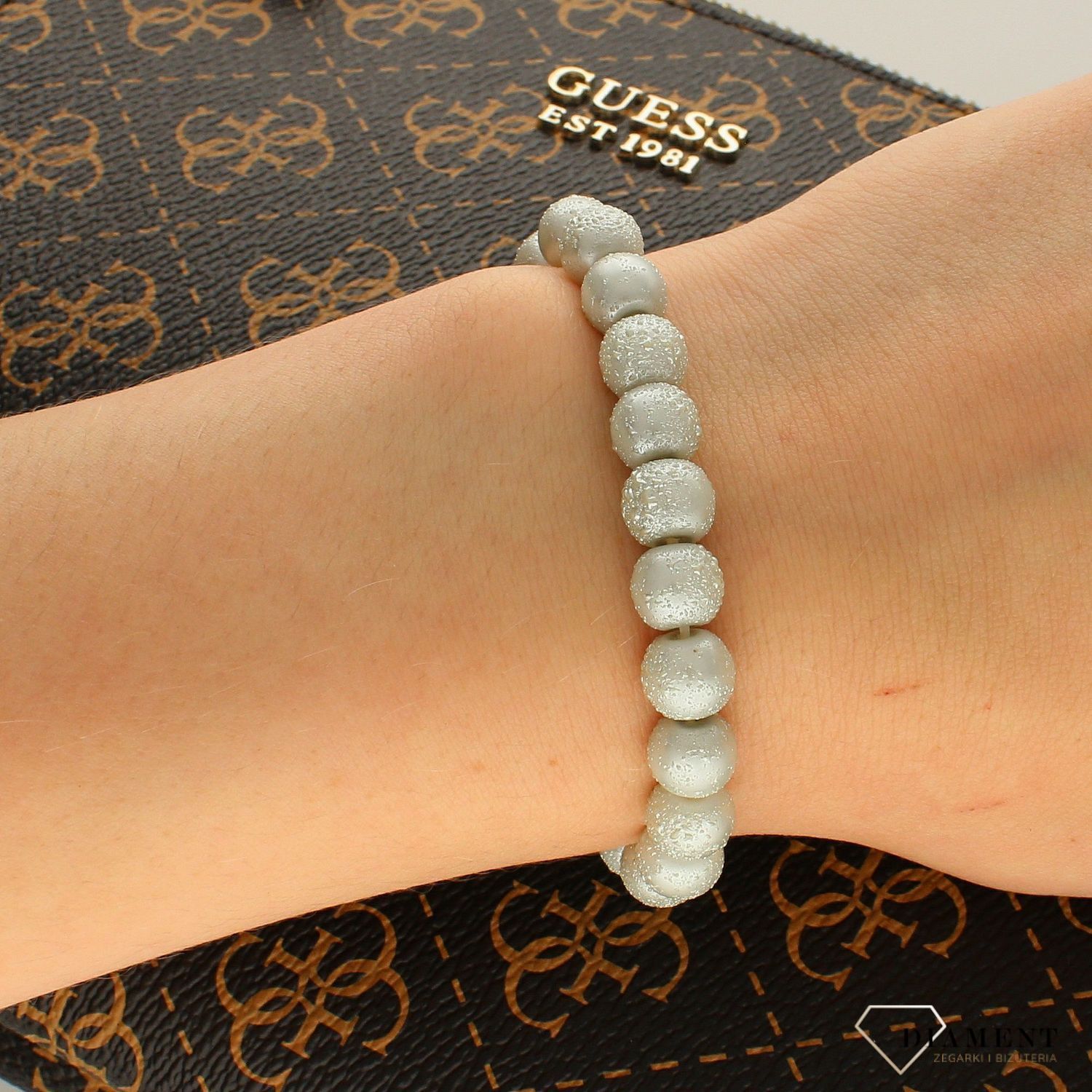 Bransoletka damska pudrowa na gumce  DIA-BRA-PUDROWE-KORALIKI3. Bransoletka na gumce to biżuteria cechująca się oryginalnością i wygodą, która zachwyci każdą kobietę. Oryginalny  pomysł na prezent (2).jpg