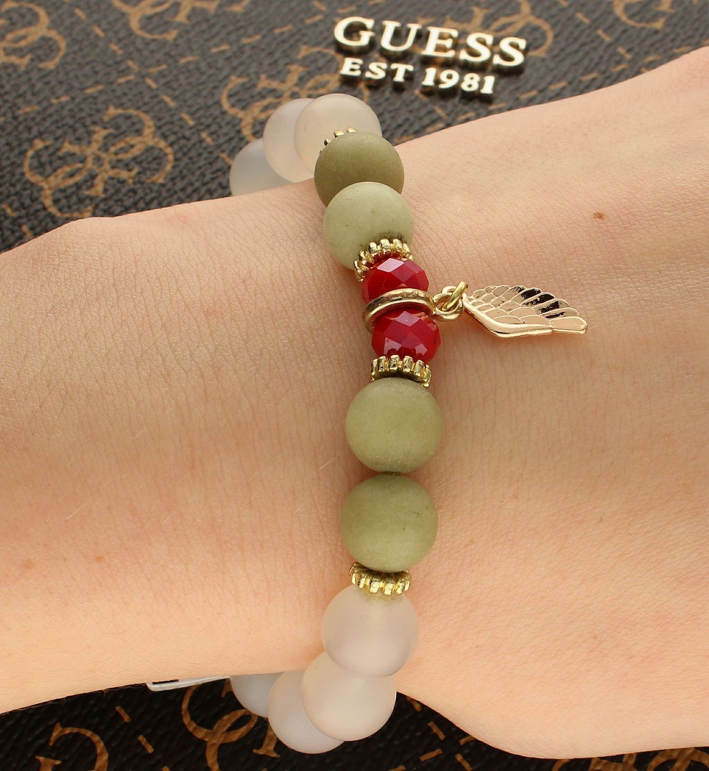 Bransoletka damska koraliki z zawieszką skrzydełko DIA-BRA-PUDROWE-KORALIKI6. Bransoletka koraliki jasne. Bransoletka damska z zawieszką skrzydełko. Bransoletka damska idealna na prezent (2).jpg