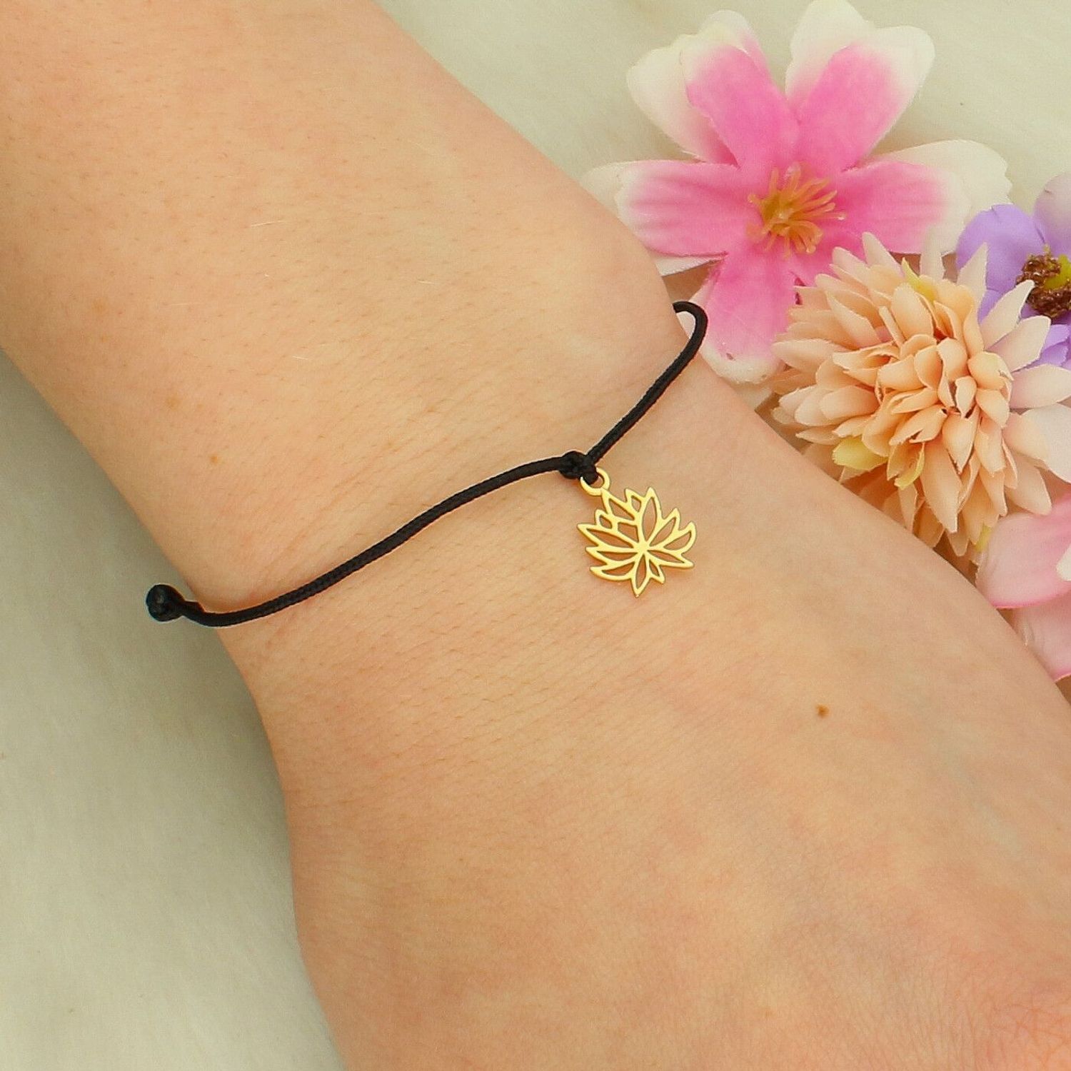 Bransoletka czarny sznurek z motywem pozłacanego kwiata lotosu czarny.jpg