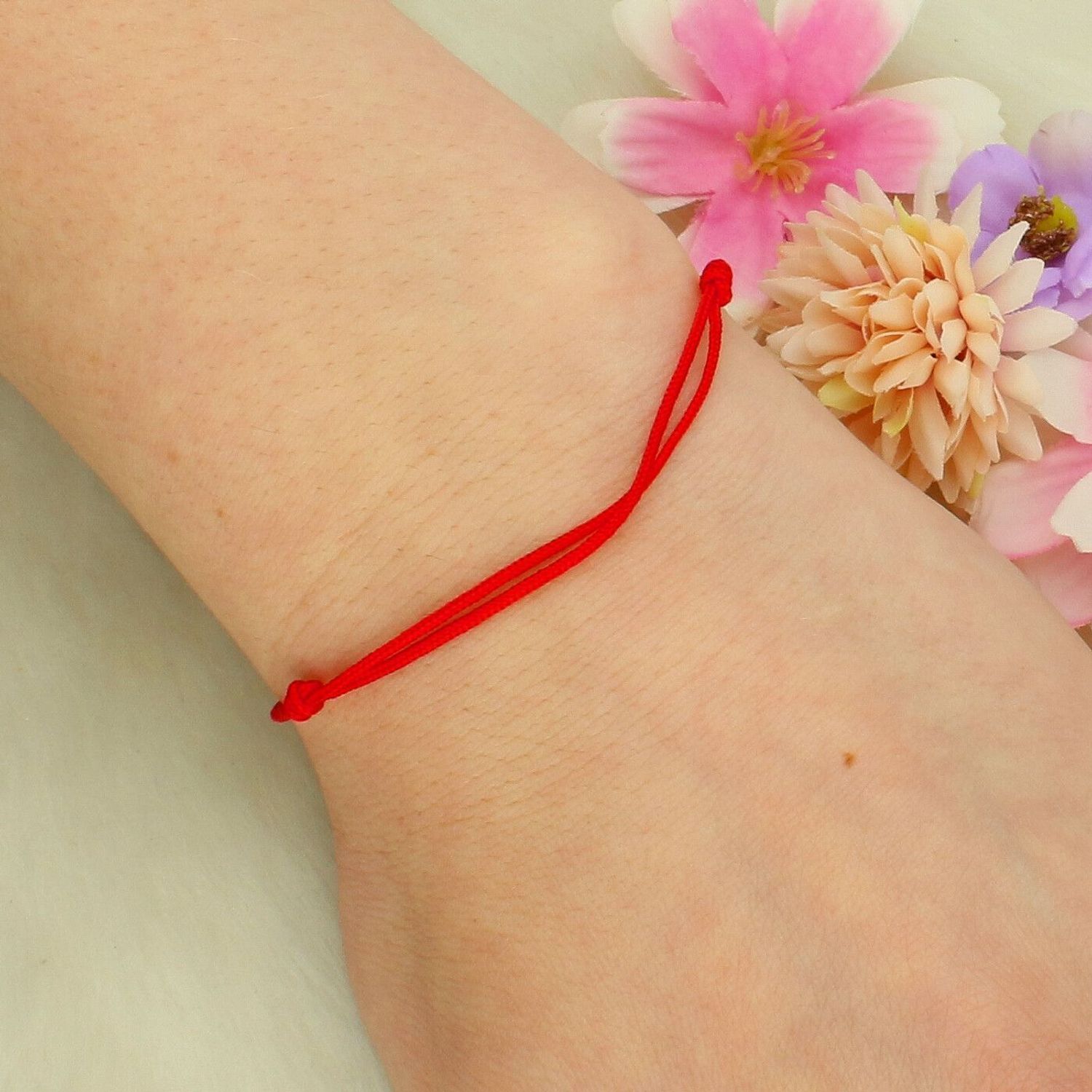 Bransoletka czerwony sznurek z motywem pozłacanego kwiata lotosu.jpg